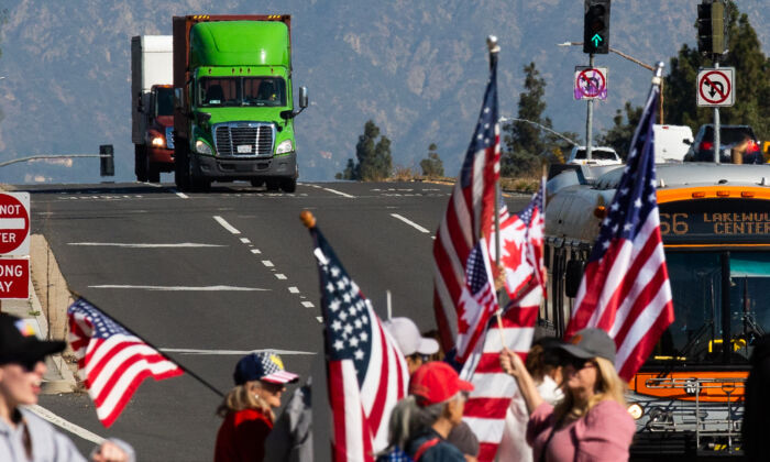 La gente se reúne en El Monte, California, para mostrar su apoyo a los camioneros que participan en un convoy desde Los Ángeles a Washington, D.C. en protesta por los mandatos del coronavirus el 25 de febrero de 2022. (John Fredricks/The Epoch Times)