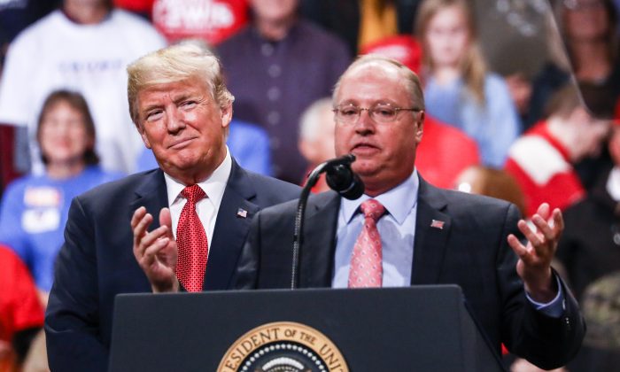 El presidente Donald Trump y Jim Hagedorn en un mitin Make America Great Again en Rochester, Minnesota, el 4 de octubre de 2018. (Charlotte Cuthbertson/The Epoch Times)