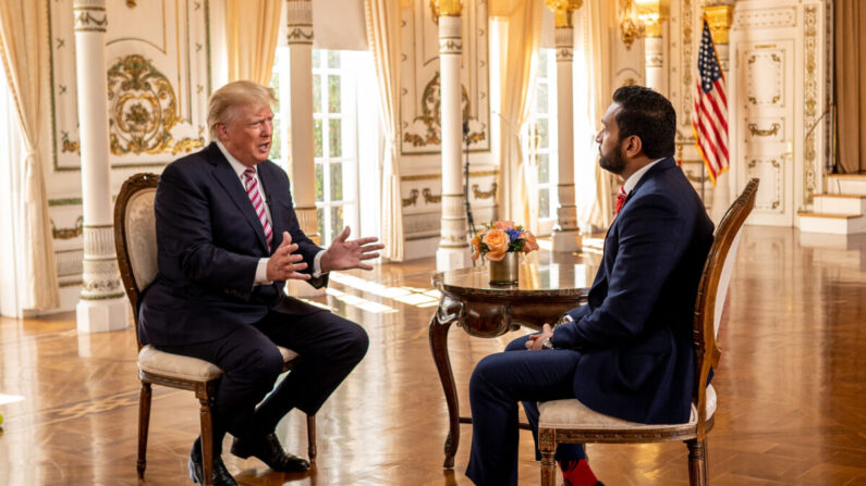 El expresidente Donald Trump habla con Kash Patel, de Epoch TV, en su complejo Mar-a-Lago, en Palm Beach (Florida), el 31 de enero de 2022. (The Epoch Times)