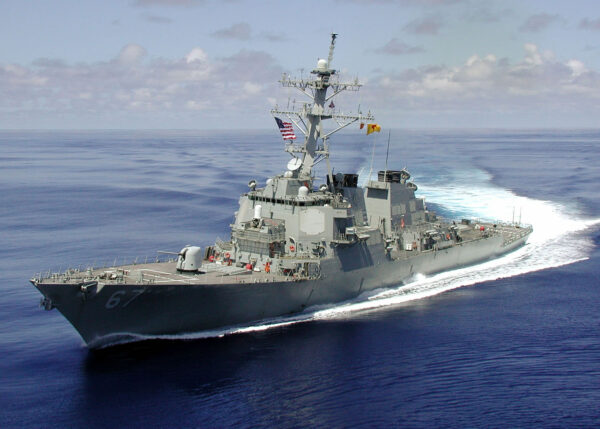El destructor de misiles guiados clase Arleigh Burke USS Cole cerca del puerto de Adén (Yemen) en una foto de archivo. (Marina de EE. UU./Getty Images)
