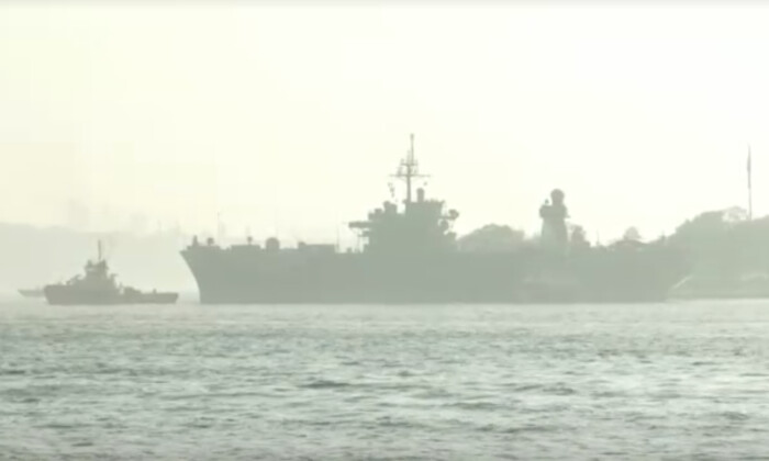 El buque de guerra estadounidense USS Mount Whitney se prepara para navegar por el estrecho del Bósforo en Turquía hacia el Mar Negro el 4 de noviembre de 2021. (Reuters/Screenshot vía NTD)