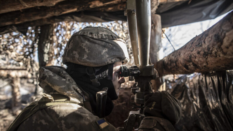 Un militar ucraniano vigila las posiciones separatistas prorrusas cerca del pueblo de Svitlodarsk, Ucrania, el 14 de febrero de 2022. (Manu Brabo/Getty Images)
