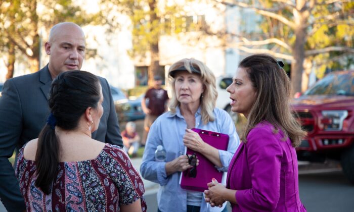 La senadora de California Melissa Melendez (R-Lake Elsinore) (D), fotografiada a la derecha antes de la reunión de la Junta de Educación del Distrito Escolar Unificado de Murrieta Valley en Murrieta, California, el 10 de febrero de 2022. Ella dijo a los miembros de la junta escolar que habría consecuencias si no tomaban finalmente una posición contra las órdenes COVID-19 del gobernador de California Newsom para los niños de la escuela. (Cortesía de Tim Thompson)
