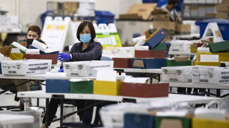El personal de la Oficina del Registro Civil de Los Ángeles procesa las papeletas de voto por correo en Pomona, California, el 31 de agosto de 2021. (John Fredricks/The Epoch Times)