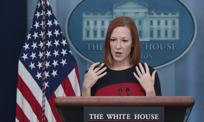 La secretaria de prensa de la Casa Blanca, Jen Psaki, responde a preguntas durante la sesión informativa diaria de la Casa Blanca en Washington, el 1 de febrero de 2022. (Win McNamee/Getty Images)