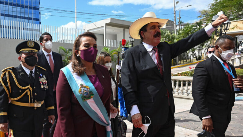 La nueva presidenta de Honduras, Xiomara Castro (centro), camina junto a su esposo, el expresidente Manuel Zelaya (derecha), mientras llegan a la casa presidencial en Tegucigalpa el 27 de enero de 2022. (Orlando Sierra/AFP vía Getty Images)