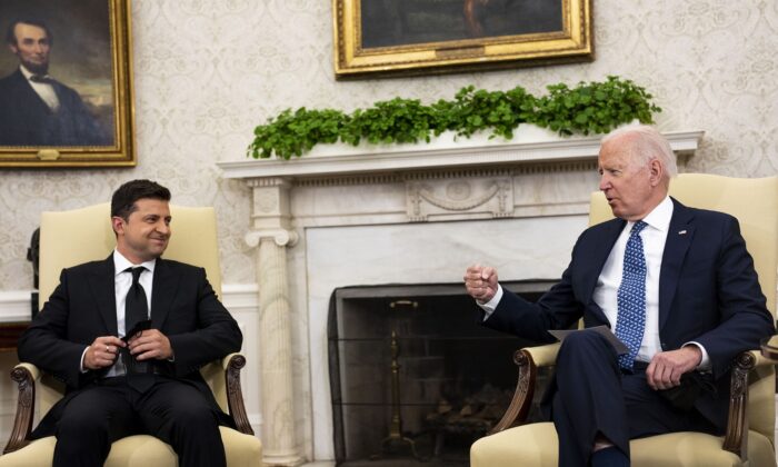 El presidente de Ucrania, Volodymyr Zelensky (izq.), se reúne con el presidente de Estados Unidos, Joe Biden, en la Oficina Oval de la Casa Blanca, en Washington, el 1 de septiembre de 2021. (Doug Mills-Pool/Getty Images)
