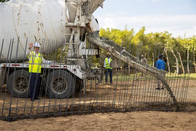 El presidente de República Dominicana, Luis Abinader (i), inaugura las obras de construcción de la nueva valla fronteriza que separará República Dominicana y Haití el 20 de febrero de 2022, en el paso fronterizo ubicado en Dajabón (República Dominicana). (EFE/ Orlando Barría)
