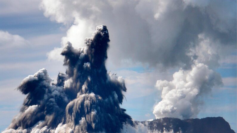 Una gran columna de humo, vapor y cenizas se eleva en el cielo tras la erupción de un volcán submarino a unas 34 millas náuticas de la costa de Nuku'alofa (Tonga), en una imagen de archivo. EFE/Lothar Slabon
