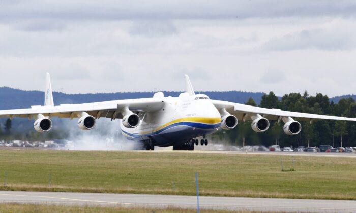 Es fotografiado un Antonov AN-225 mientras aterrizaba en el aeropuerto de Oslo, el 19 de junio de 2014, al transportar material militar noruego desde Afganistán. (Heiko Junge/AFP a través de Getty Images)