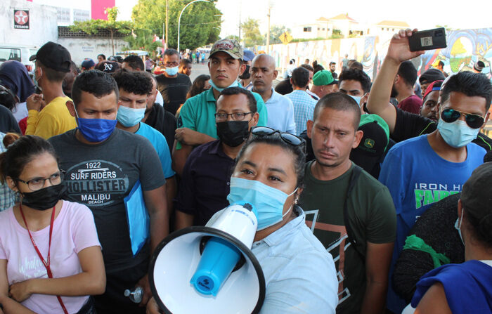 Un grupo de unos 20 migrantes que se mantienen varados a la espera de documentos de las autoridades migratorias en la ciudad de Tapachula de México, iniciaron este jueves una huelga de hambre para presionar la entrega de visas por razones humanitarias. EFE/Juan Manuel Blanco