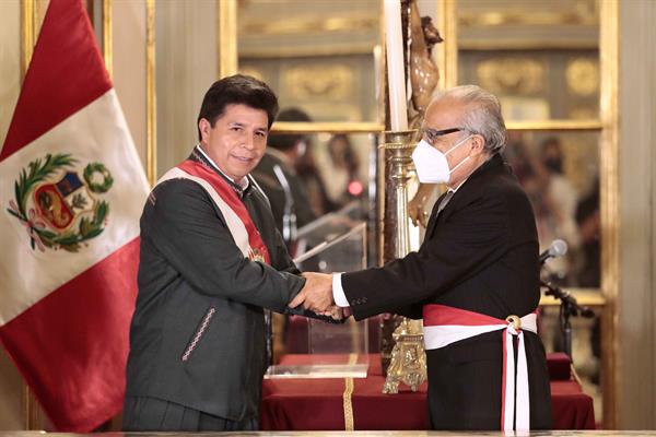 El presidente de Perú, Pedro Castillo (Izq.), estrecha la mano al nuevo primer ministro, Aníbal Torres (Der.), después de que Torres jurara el cargo en una ceremonia celebrada el 8 de febrero de 2022 en el Palacio de Gobierno de Lima (Perú). EFE/ Presidencia de Perú 