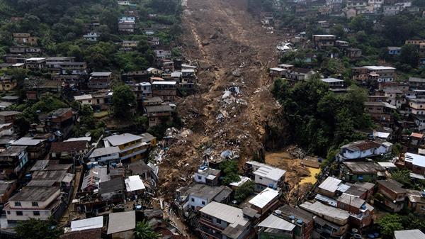 En una foto de archivo, una vista aérea de los daños ocasionados por las fuertes lluvias que afectan la ciudad de Petrópolis (Brasil), el 17 de febrero de 2022. EFE/Antonio Lacerda
