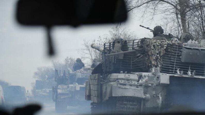  Tanques ucranianos cerca de Severodonetsk, en el este de Ucrania, 25 de febrero de 2022. EFE/EPA/ZURAB KURTSIKIDZE