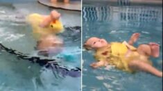 Mamá criticada por dejar que su bebé “caiga” a la piscina sin ayuda, revela la desgarradora razón