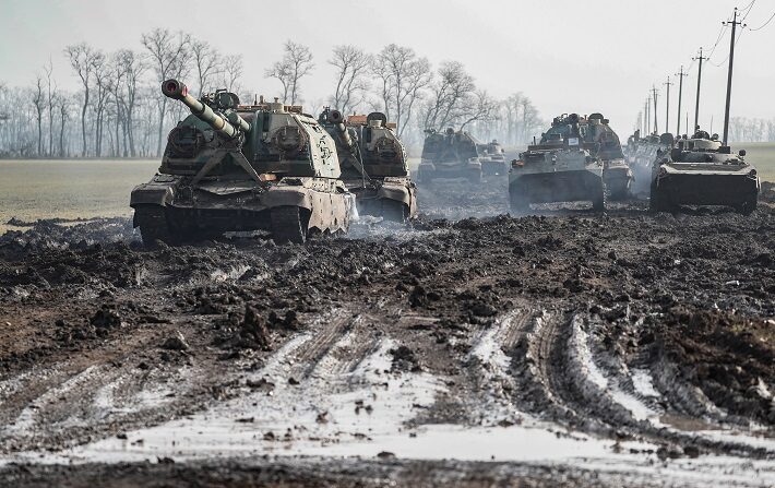 Vehículos blindados rusos parados en la carretera en la región de Rostov, Rusia, 22 de febrero de 2022. (EFE/EPA/YURI KOCHETKOV)