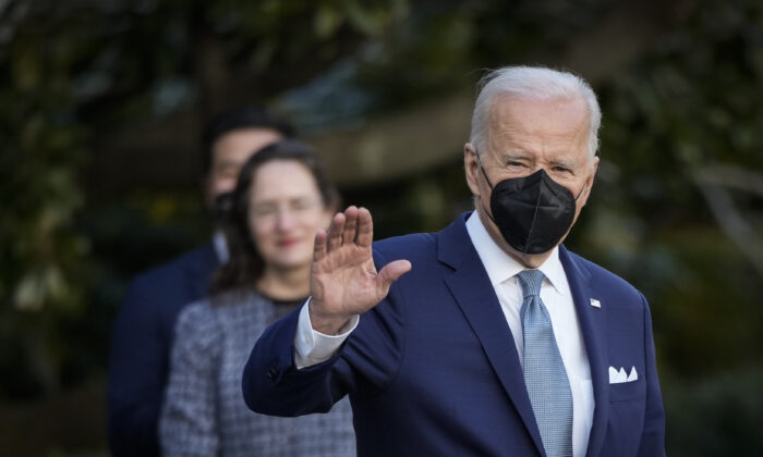 El presidente Joe Biden saluda mientras se prepara para salir de Washington hacia Wilmington, Delaware, el 25 de febrero de 2022. (Drew Angerer/Getty Images)