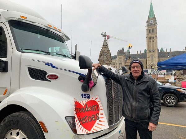 El camionero Bill Dykema, de Ontario, fue uno de los primeros manifestantes en estacionar su camión en el centro de Ottawa, Canadá, en una foto sin fecha. (Richard Moore/The Epoch Times)