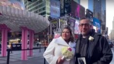 Pareja honra a su hija fallecida, con emotiva boda en Times Square el 14 de febrero