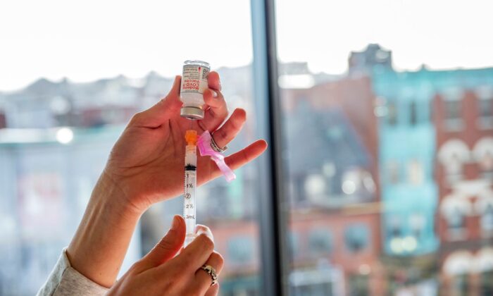 Una enfermera prepara una jeringa con la vacuna contra el COVID de Moderna, en Boston, Massachusetts, el 24 de diciembre de 2020. (Joseph Prezioso/AFP vía Getty Images)
