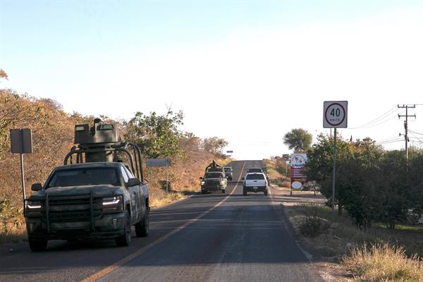 Personal del Ejército Mexicano patrulla la zona donde fue detonado un explosivo en contra de fuerzas federales, el 4 de febrero de 2022, en el municipio de Tepalcatepec, estado de Michoacán. EFE/Iván Villanueva
