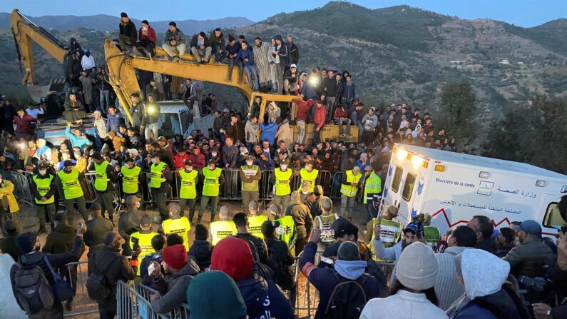 Varios técnicos, efectivos de la Protección Civil, Ingeniería Civil, expertos en Topografía, además de efectivos de la Gendarmería Real y las Fuerzas Auxiliares formaron una barrera de seguridad para evitar el acercamiento de los ciudadanos al lugar de rescate. (EFE/María Traspaderne)