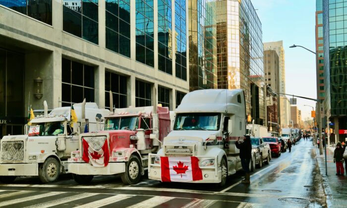 Camiones aparcados cerca del Parlamento mientras los manifestantes participan en las manifestaciones contra las órdenes y restricciones de COVID-19 en Ottawa el 31 de enero de 2022. (Jonathan Ren/The Epoch Times)