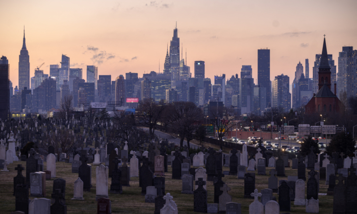 Una vista general muestra edificios emblemáticos del horizonte de Manhattan que se elevan detrás del Cementerio del Calvario en el barrio de Queens, Nueva York, el 25 de enero de 2022. (ED JONES/AFP vía Getty Images)
