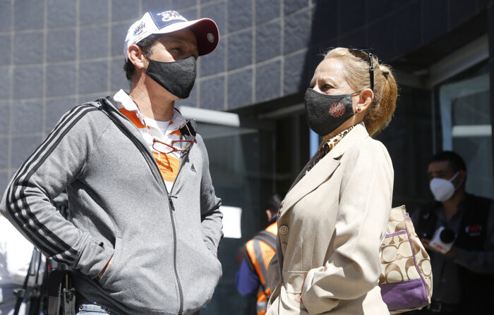 GUADALAJARA (MÉXICO), 17/02/2022.- Alonso Macías (i) y Angélica Macías (d), familiares de un menor secuestrado hace 16 años, esperan a las afueras de las instalaciones del Centro de los Derechos de la Niñez del Estado de Jalisco (Ciudad Niñez) para reencontrarse con él, hoy en la ciudad de Guadalajara, en Jalisco (México). EFE/ Francisco Guasco