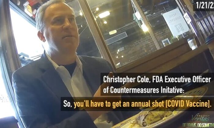 En esta imagen de un video encubierto, Ryan Cole, un funcionario ejecutivo de la Administración de Alimentos y Medicamentos, habla sobre las vacunas. (Cortesía de Proyect Veritas)

