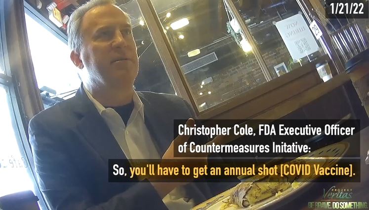 En esta imagen fija de un video encubierto, Christopher Cole, un ejecutivo de la Administración de Alimentos y Medicamentos, habla sobre las vacunas. (Cortesía de Project Veritas)