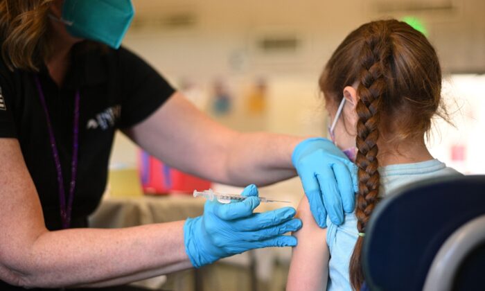 Una enfermera administra una dosis de la vacuna COVID-19 en Los Ángeles, California, el 19 de enero de 2022. (Robyn Beck/AFP vía Getty Images)
