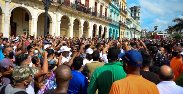 La gente participa en una manifestación contra el régimen comunista del líder cubano Miguel Díaz-Canel, en La Habana, el 11 de julio de 2021. (Yamil Lage/AFP vía Getty Images)
