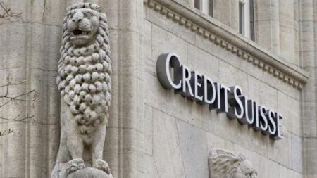 Gobierno suizo fuerza a Credit Suisse a suspender el pago de algunas primas