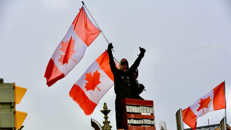 Los manifestantes protestan contra los mandatos y restricciones impuestas por el COVID-19 en Ottawa el 6 de febrero de 2022. (Jonathan Ren/The Epoch Times)