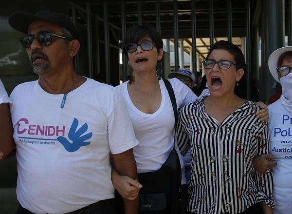 La dirigente opositora nicaragüense Ana Margarita Vigil (c) durante una protesta contra Daniel Ortega, en Managua (Nicaragua), el 6 de noviembre de 2018. EFE/Jorge Torres