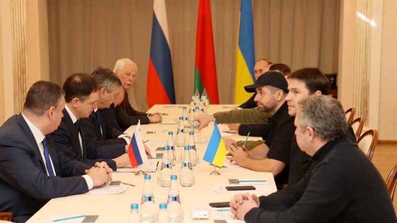 Una foto facilitada por la agencia de noticias BelTA muestra a la delegación rusa (I), incluyendo al asesor presidencial ruso Vladimir Medinsky (2-I), y a la delegación ucraniana (D) asistiendo a las negociaciones entre Rusia y Ucrania en la región de Gomel en Bielorrusia, el 28 de febrero de 2022. (EFE/EPA/SERGEI KHOLODILIN / BelTA)