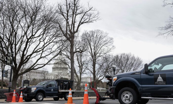 Las camionetas se emplean para cerrar First Street SW cerca del edificio del Capitolio de EE. UU. en Washington el 23 de febrero de 2022. (Anna Moneymaker/Getty Images)