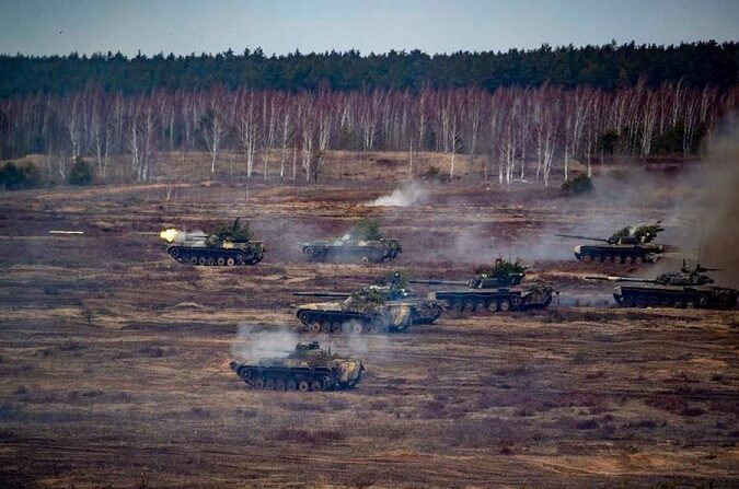 Una captura de pantalla a un vídeo distribuido por el servicio de prensa del Ministerio de Defensa ruso muestra tanques rusos y bielorrusos que asisten a las maniobras operativas conjuntas de las fuerzas armadas de Bielorrusia y Rusia "Unión Coraje-2022", en un campo de tiro en la región bielorrusa de Brest, el 21 de febrero de 2022. (EFE/EPA/SERVICIO DE PRENSA DEL MINISTERIO DE DEFENSA DE RUSIA)
