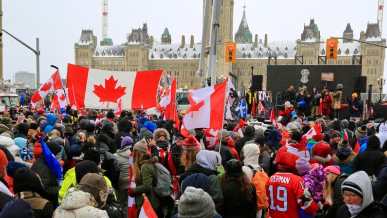 Manifestación contra los mandatos y restricciones por el COVID-19 en Ottawa el 12 de febrero de 2022. (Jonathan Ren/The Epoch Times)