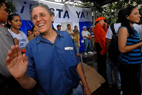 Exguerrillera Dora María Téllez durante una protesta del partido Movimiento de Renovación Sandinista (MRS) en Managua (Nicaragua), el 20 de junio de 2008. EFE/Mario López
