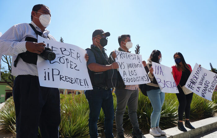 Periodistas de diferentes medios de comunicación protestan hoy, en la Plaza del templo de Santo Domingo de Guzmán, en Oaxaca (México). Periodistas del estado mexicano de Oaxaca (sur), se manifestaron este lunes, segunda vez en cinco días, en la homónima capital del estado para protestar por el asesinato de su colega Heber López Vásquez, ocurrido el pasado jueves, y por la escalada de violencia contra el gremio en el país. EFE/ Daniel Ricardez