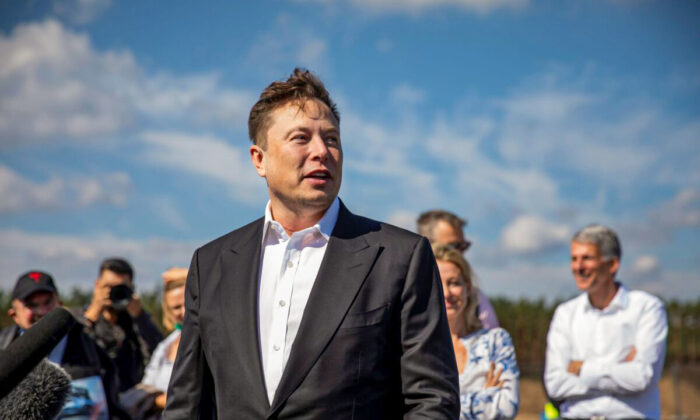 El jefe de Tesla, Elon Musk, habla con la prensa cuando llega para ver el sitio de construcción de la nueva Gigafábrica de Tesla cerca de Berlín, Alemania, el 3 de septiembre de 2020. (Maja Hitij/Getty Images)
