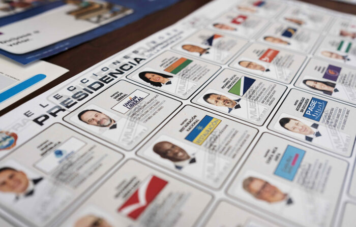 Papeleta electoral para las elecciones presidenciales del 6 de febrero de 2022 en San José (Costa Rica). EFE/Jeffrey Arguedas
