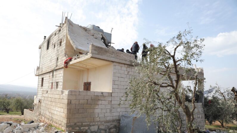Una casa dañada tras una operación antiterrorista de las fuerzas especiales estadounidenses, en la madrugada del 3 de febrero de 2022, en la aldea de Atma, en el norte de Idlib, Siria. (EFE/EPA/YAHYA NEMAH)
