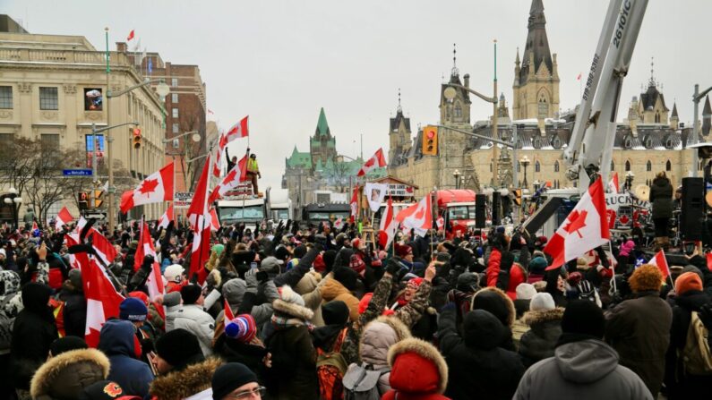 Los manifestantes protestan contra los mandatos y restricciones por la COVID-19 en Ottawa el 6 de febrero de 2022. (Jonathan Ren/The Epoch Times)