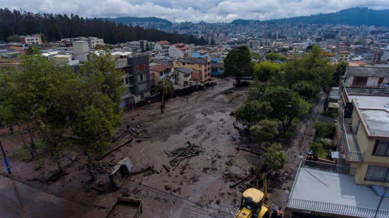 Fotografía aérea que muestra los daños ocasionados por las lluvias del día anterior, que afectó algunos barrios del oeste de Quito (Ecuador). EFE/José Jácome
