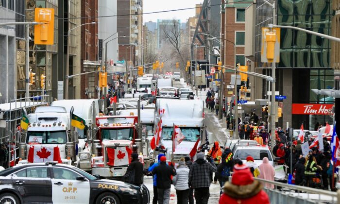 Manifestantes protestan contra los mandatos y restricciones de COVID-19 en Ottawa, el 12 de febrero de 2022. (Jonathan Ren/The Epoch Times)
