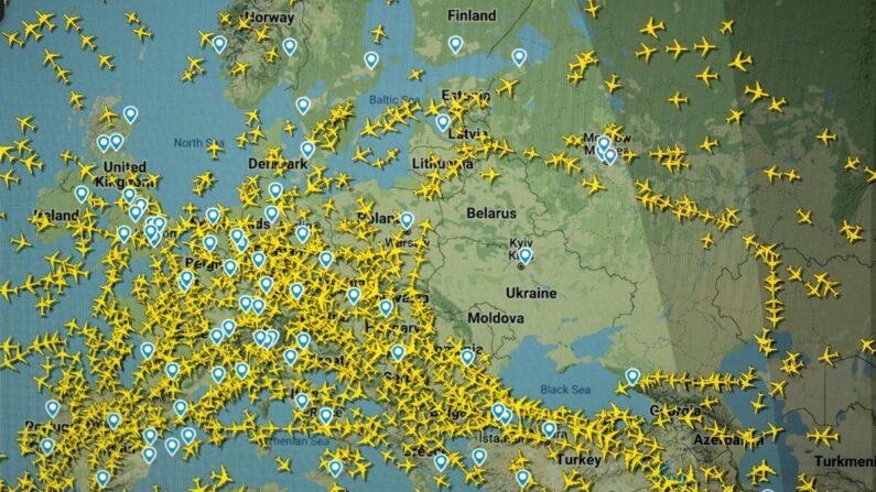 Una foto muestra una página del sitio web Flightradar 24 que muestra los vuelos que evitan Ucrania y los países cercanos el 24 de febrero de 2022. (Loic Venance/AFP vía Getty Images)