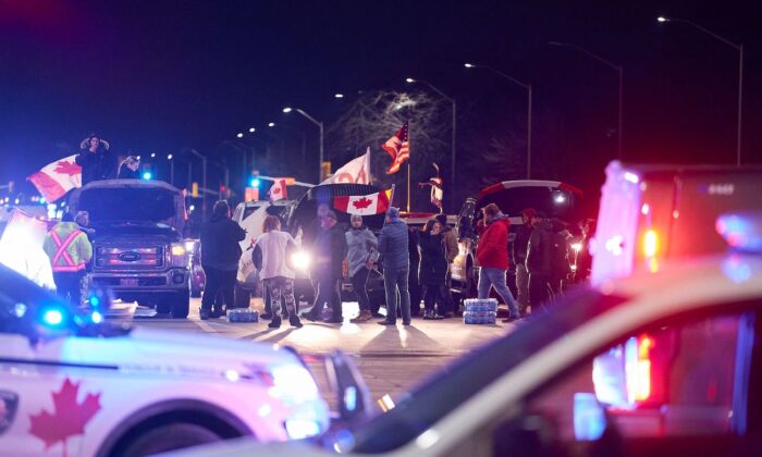 Manifestantes, que apoyan el Convoy de la Libertad de los camioneros en Ottawa, bloquean una intersección cerca del paso fronterizo del puente Ambassador, en Windsor, Ontario, el 9 de febrero de 2022. (Geoff Robins/AFP vía Getty Images)